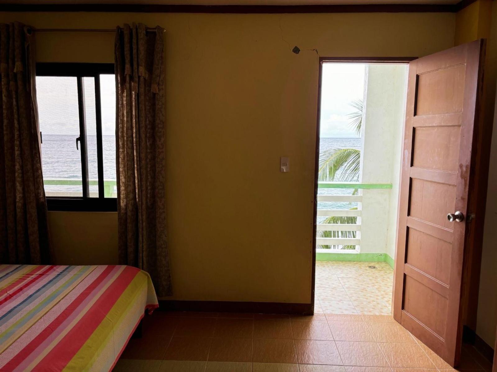 ไวท์บีช โฮเต็ล บาร์ แอนด์ เรสเตอรองต์ Hotel ปูแอร์โตกาเลรา ภายนอก รูปภาพ